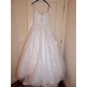 BRAND NEW GORGEOUS WEDDING DRESS